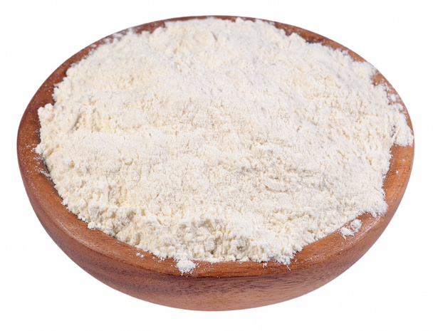 Białej mąki w drewniana miska na białym - Zdjęcie, obraz