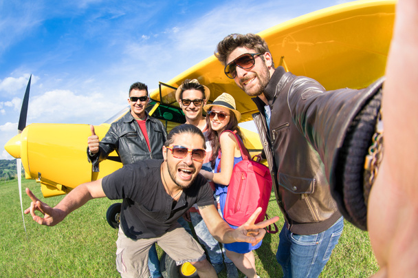 legjobb barátok vesz selfie: aeroclub, ultra könnyű repülőgép - boldog barátság szórakoztató koncepció fiatalok és új technológia trend - napos délután élénk befest hangszín - halszem lencse torzítás - Fotó, kép