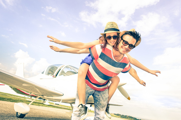 glücklich verliebtes Hipster-Paar im Flitterwochen-Urlaub im Flugzeug - Sommerkonzept mit männlichen und weiblichen Models bei exklusivem Ausflug - beste Freundinnen haben Spaß - heller Vintage-Filterlook - Foto, Bild