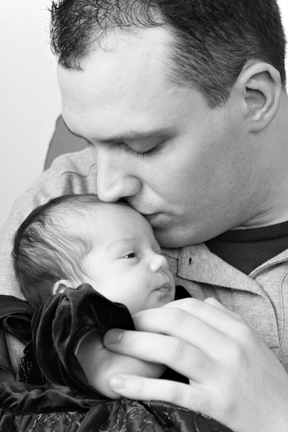 heureux papa baisers son bébé fille
 - Photo, image