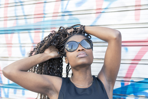 Güzel Afrikalı kadın güneş gözlüğü ile kentsel portresi. - Fotoğraf, Görsel
