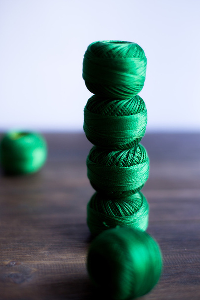 fios de fios para tricotar no fundo de madeira escura rústico
 - Foto, Imagem