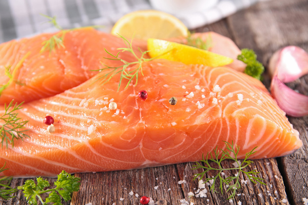Raw salmon fillet - Foto, afbeelding