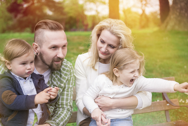 молода сім'я в парку з сином і дочкою
 - Фото, зображення