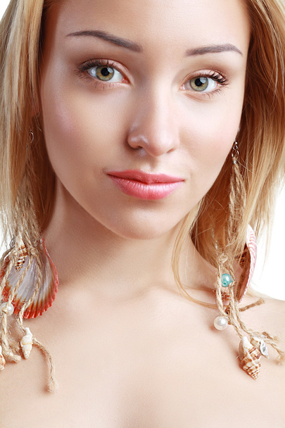 Peculiar Woman with Shell earrings - Foto, immagini