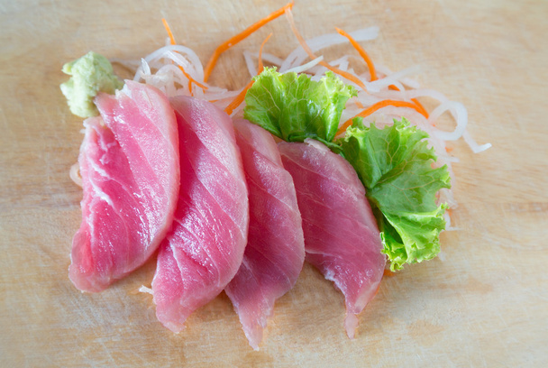 verse sashimi op hout achtergrond  - Foto, afbeelding
