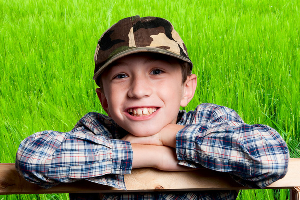 uśmiechnięty chłopiec na tle pola - Zdjęcie, obraz