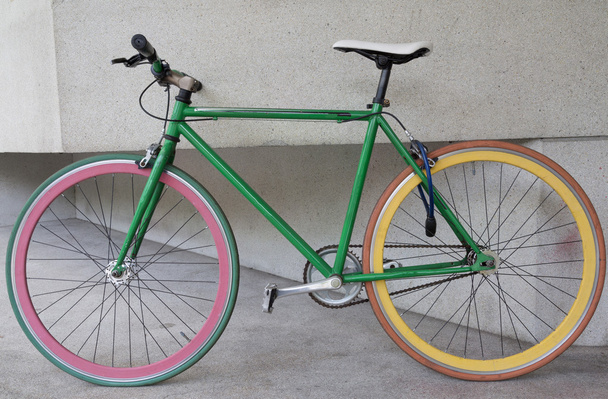 bicicleta de engrenagem fixa verde no edifício
  - Foto, Imagem