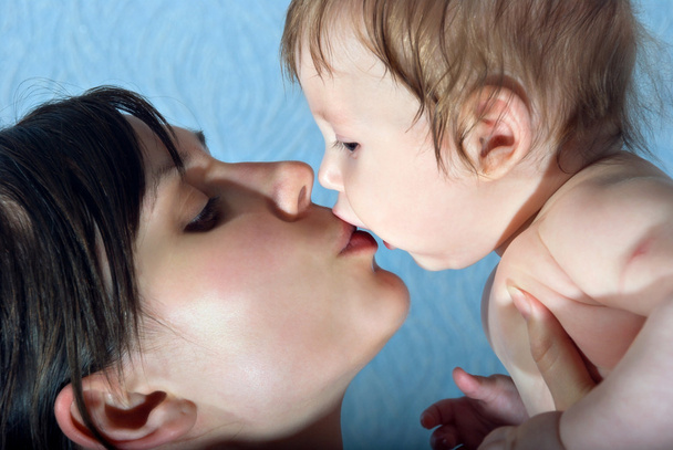 Feliz madre besando al bebé
 - Foto, Imagen