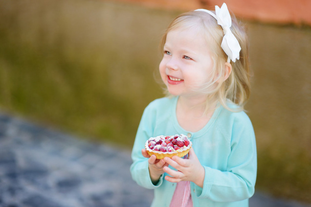 girl eating fresh strawberry cake - Foto, Bild