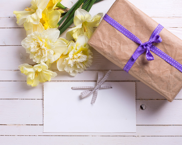 Gift box, flowers and tag - Фото, изображение