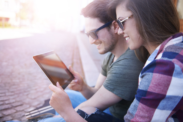 Verliebtes Paar hält digitales Tablet in der Hand - Foto, Bild
