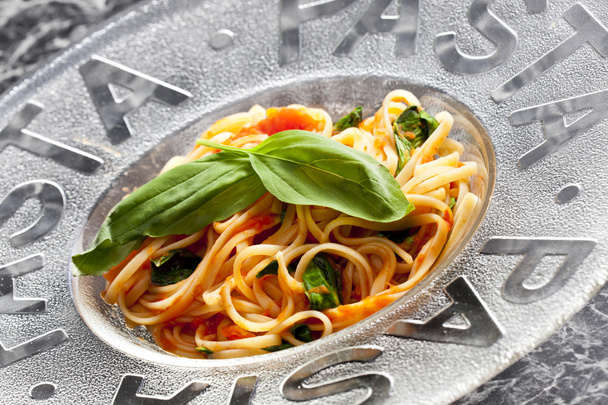 Domates ve fesleğenli spagetti. - Fotoğraf, Görsel