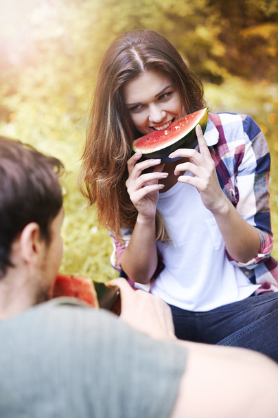 fiatal pár enni görögdinnye park - Fotó, kép