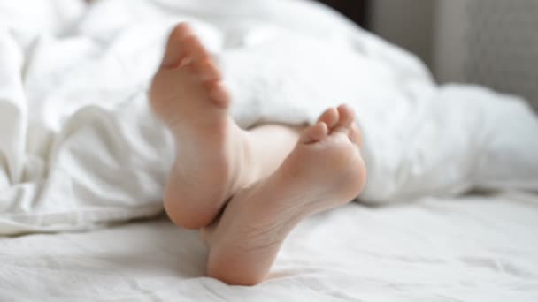 Pair of child's feet under the blanket. - Metraje, vídeo