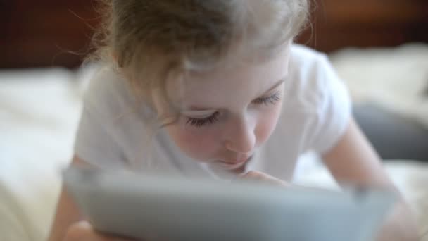 malá holčička hraje na počítači tablet pc. - Záběry, video