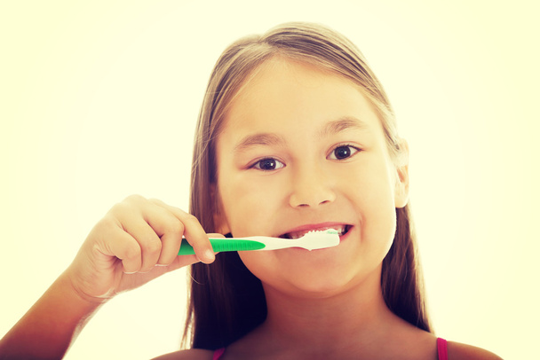 Girl brushing teeth - Фото, зображення