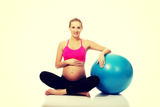 Pregnant woman with gymnastic ball - Φωτογραφία, εικόνα
