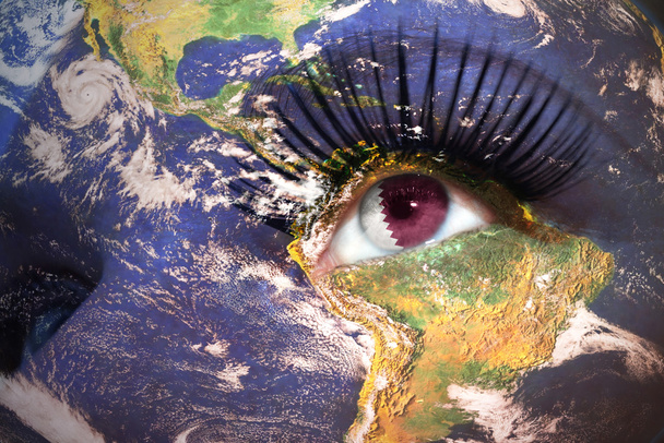 las mujeres se enfrentan con la textura del planeta Tierra y la bandera qatar dentro del ojo
 - Foto, imagen