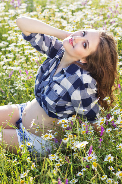 Вагітна красива жінка на полі з ромашковими квітами
 - Фото, зображення