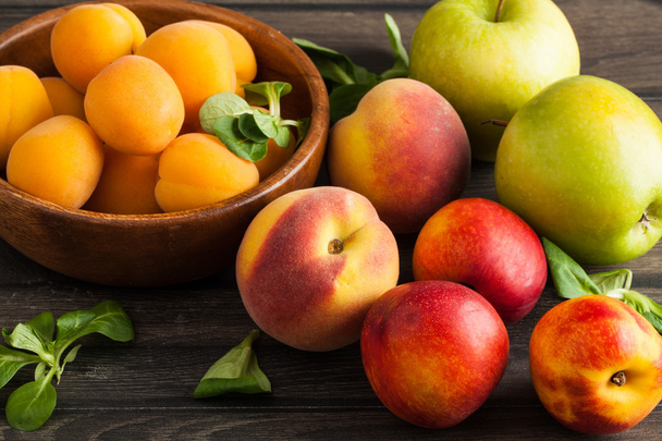 ripe apricots and nectarines - Foto, afbeelding