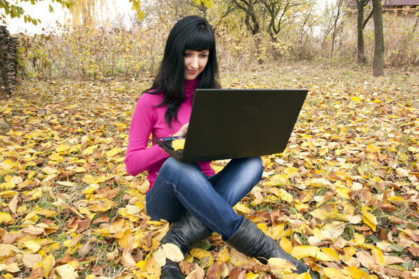mooie vrouw met laptop - Foto, afbeelding