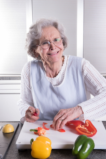 aktywny senior przygotowania papryki w kuchni - Zdjęcie, obraz