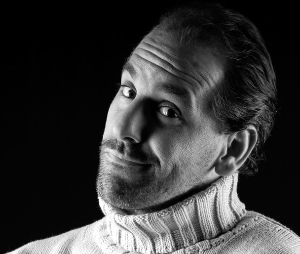 Hombre adulto retrato alegre guiño expresión en blanco y negro
 - Foto, Imagen