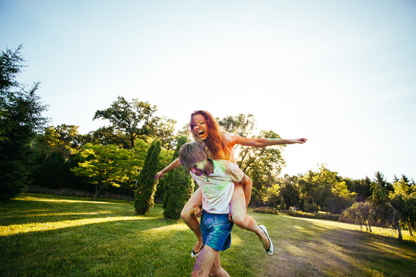 Jeune et beau couple jouant dans le parc sur holi couleur fes
 - Photo, image