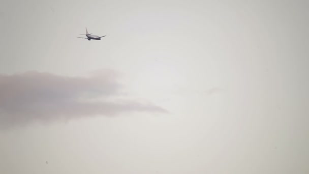 Gün doğumunda gökyüzünde bir uçak - Video, Çekim