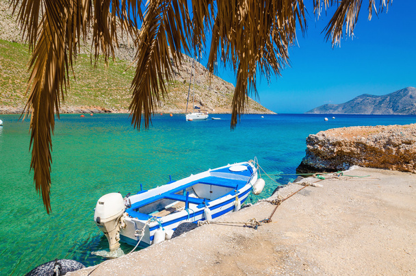 Kék és fehér fából készült hajó hangulatos görög port - Fotó, kép