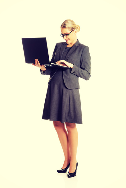 Businesswoman holding a laptop - Фото, зображення