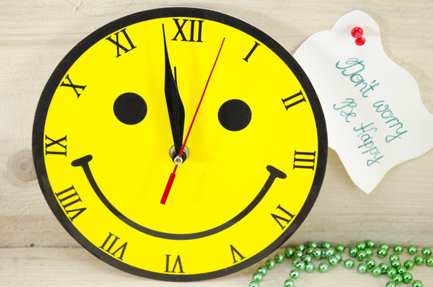 Horloge souriante avec un message "ne vous inquiétez pas soyez heureux
" - Photo, image