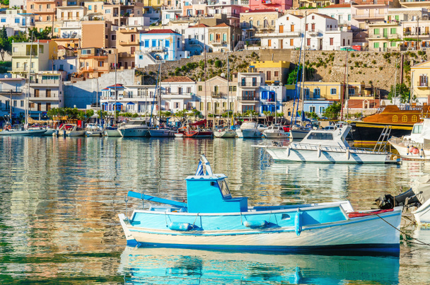 居心地の良いギリシャの港町で小さなカラフルな漁業ボート - 写真・画像