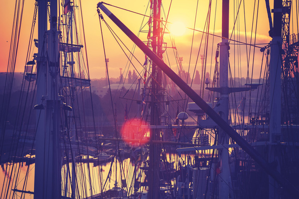 Vintage tónusú napkelte felett kikötő. - Fotó, kép
