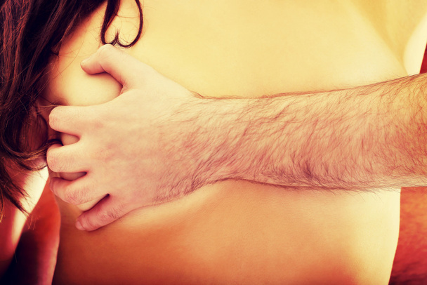 Mężczyzna dotyka piersi womans. - Zdjęcie, obraz