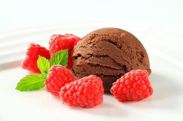 Helado de chocolate con frambuesas frescas
 - Foto, Imagen