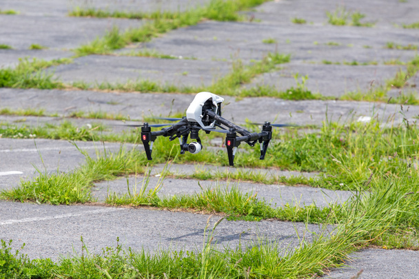 Pequeño dron en el suelo
 - Foto, imagen