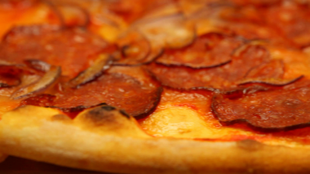 ペパロニのピザのクローズ アップ ビュー - 映像、動画