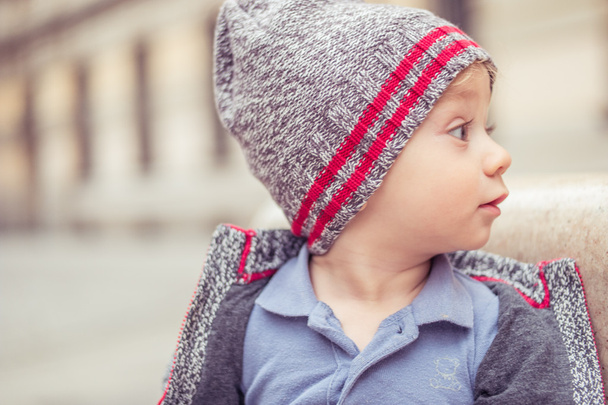šťastný malý chlapeček klobouk - Fotografie, Obrázek