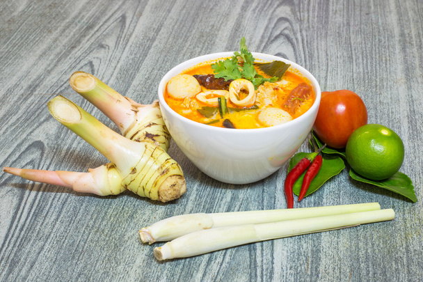 Tom Yum Kung-Thai soupe épicée avec ensemble d'herbes de Tom Yum soupe Ingrédients sur fond de bois
 - Photo, image