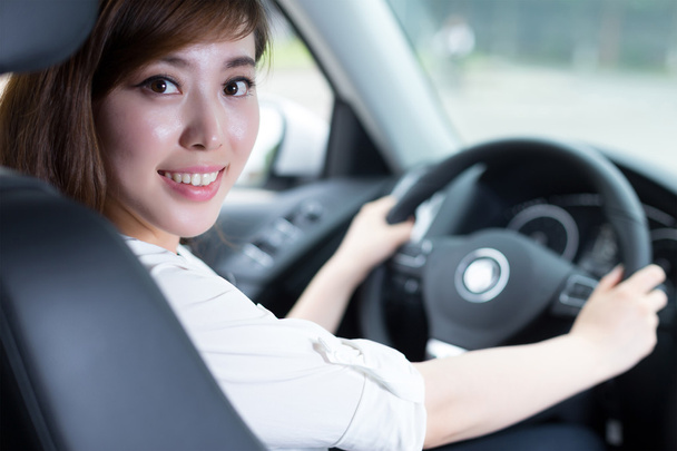 Azjatki, piękna kobieta jazdy samochodem - Zdjęcie, obraz