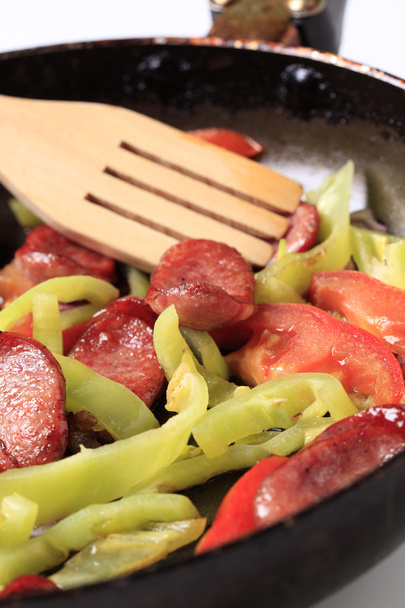 Salsiccia e verdure friggere
 - Foto, immagini