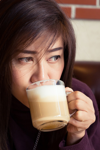 Frau trinkt einen Kaffee Latte in Café - Foto, Bild