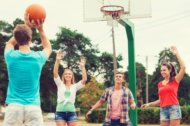 group of smiling teenagers playing basketball - Zdjęcie, obraz