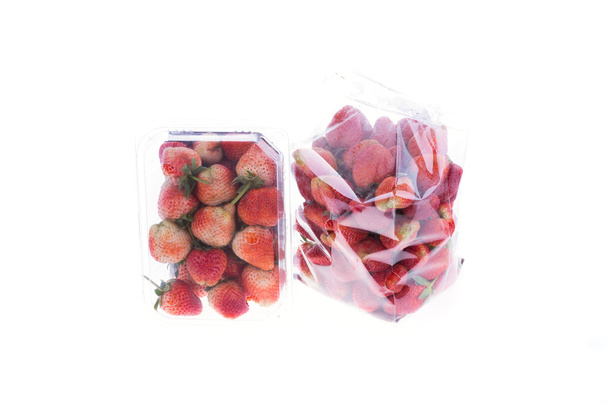 Erdbeere saftige Früchte in Plastiktüten Verpackung isoliert - Foto, Bild