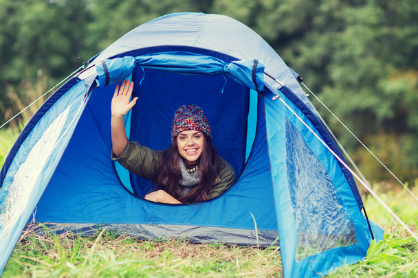 smiling female tourist in tent - Фото, зображення