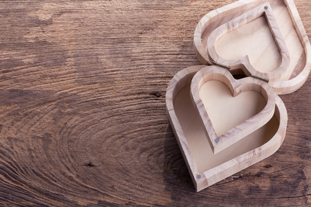 Коробка из коричневого дерева на деревянном фоне, любовь
 - Фото, изображение