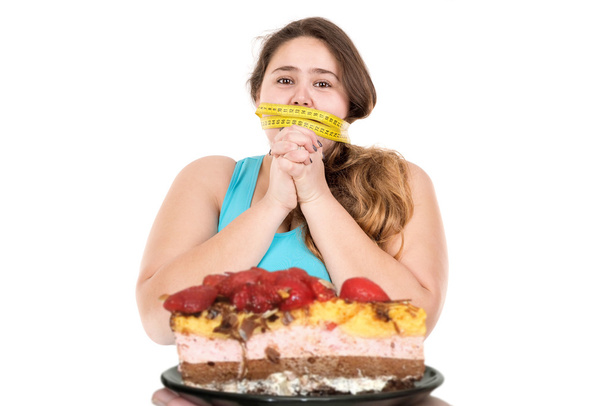 Chica grande mirando un pastel
 - Foto, Imagen