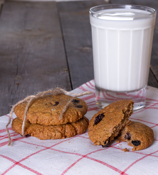 Oatmeal cookies with raisins and a glass of milk - Fotografie, Obrázek